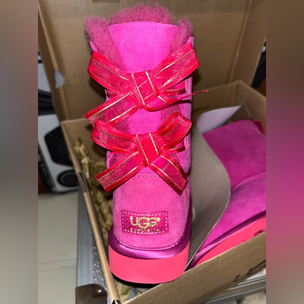 BNWT & BOX Girls Vibrant Hot Pink Suede Bailey Bow Bloom Shearling Boots